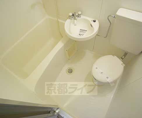トイレ　少し広めのユニットタイプです