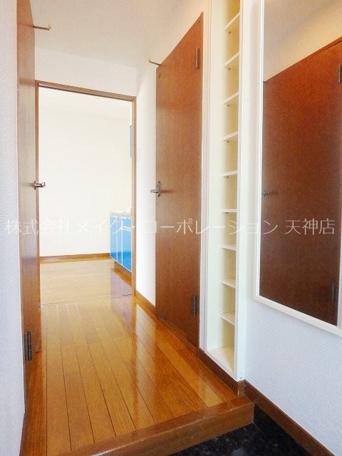 地下鉄七隈線 天神南駅 徒歩5分 7階建 築32年の玄関写真