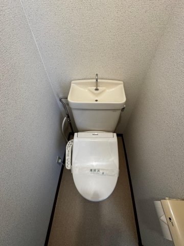 トイレ　温水シャワー付きトイレットを完備
