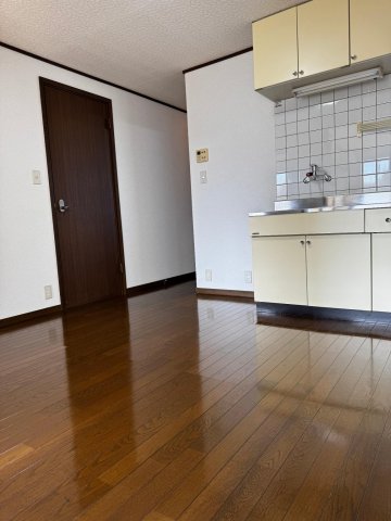 居室・リビング　南側から差し込む日差しを感じることが出来るリビングです