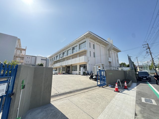 小学校　伊丹市立鈴原小学校（小学校）まで195m