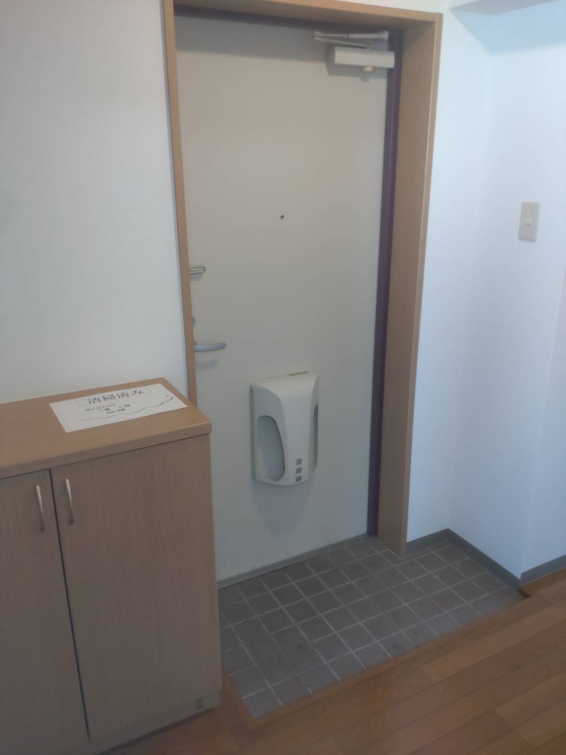 新潟市西区 3階建 築21年の玄関写真