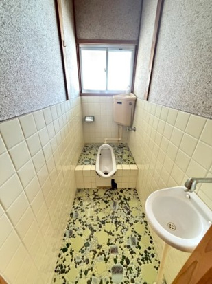 トイレ　落ち着いた色調のトイレです
