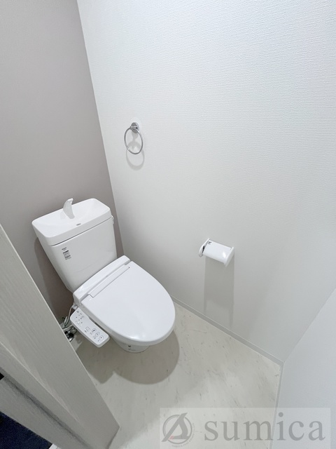 トイレ　人気アイテムの温水洗浄便座。清潔感のあるトイレです。