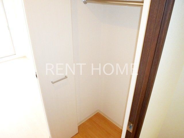 収納　洋室にクローゼットが付いています。