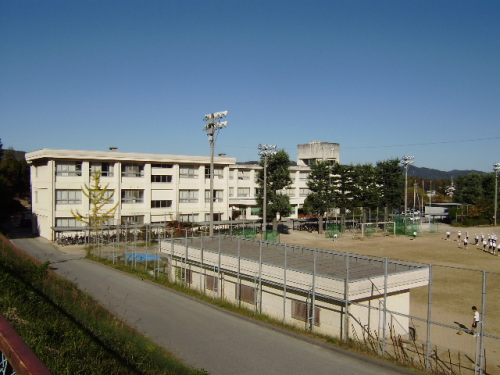 中学校　東広島市立高屋中学校（中学校）まで672m