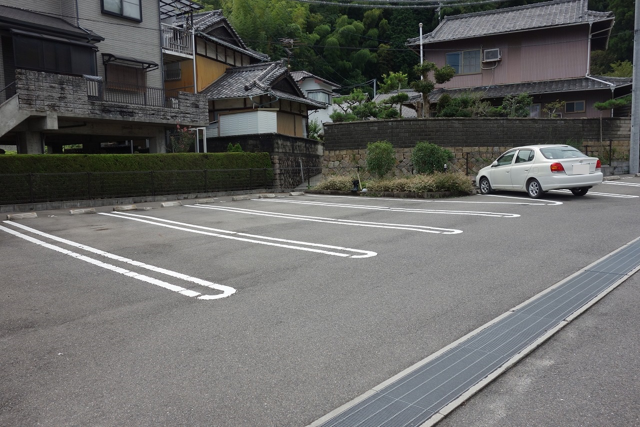 駐車場　二重白線でゆったりとした広さの駐車場♪