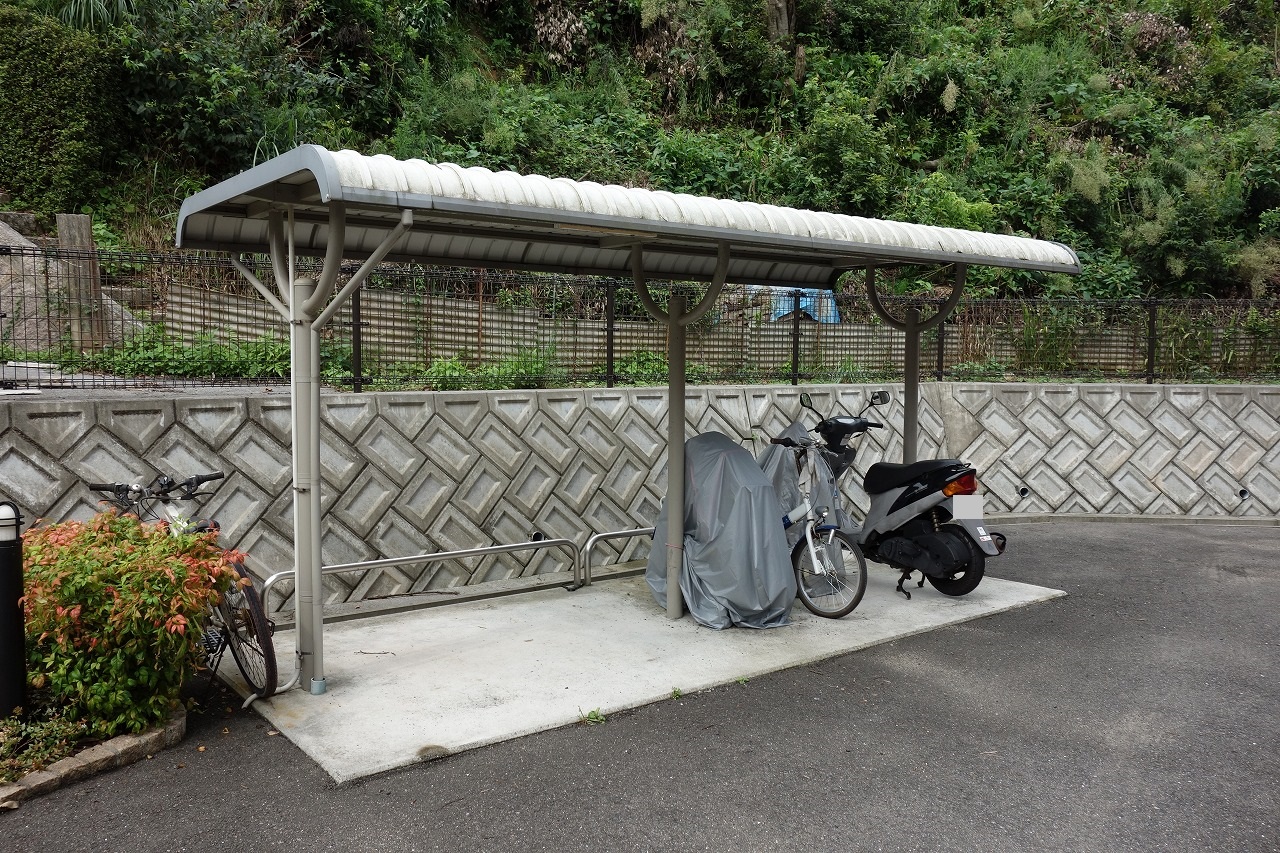 その他共有部分　雨の日も安心の屋根付き駐輪場♪