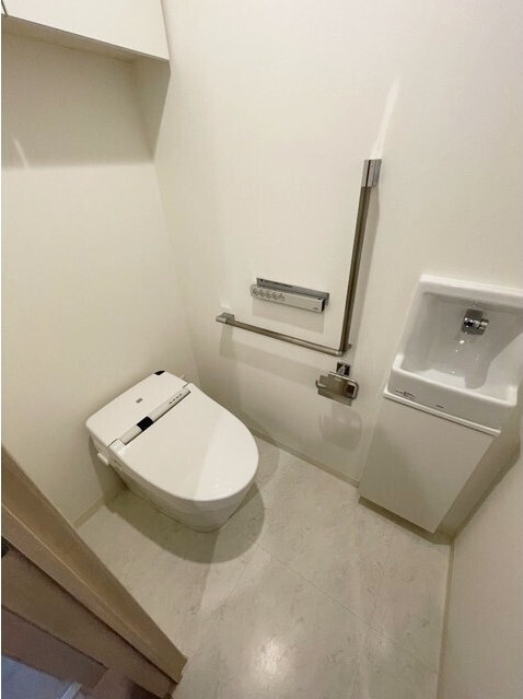 トイレ　落ち着いた色調のトイレです♪