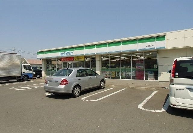 コンビニ　ファミリーマート（コンビニ）まで1100m