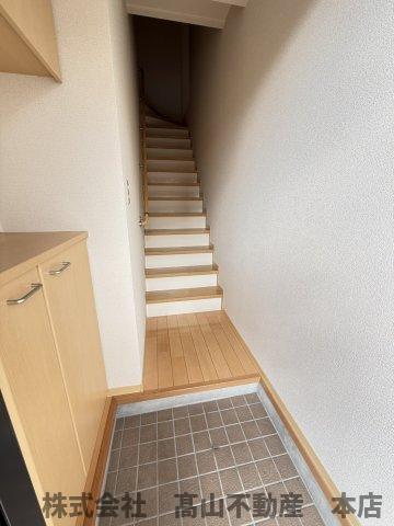 玄関　※掲載写真は同タイプの別号室です。実際の仕様・設備は内見時に