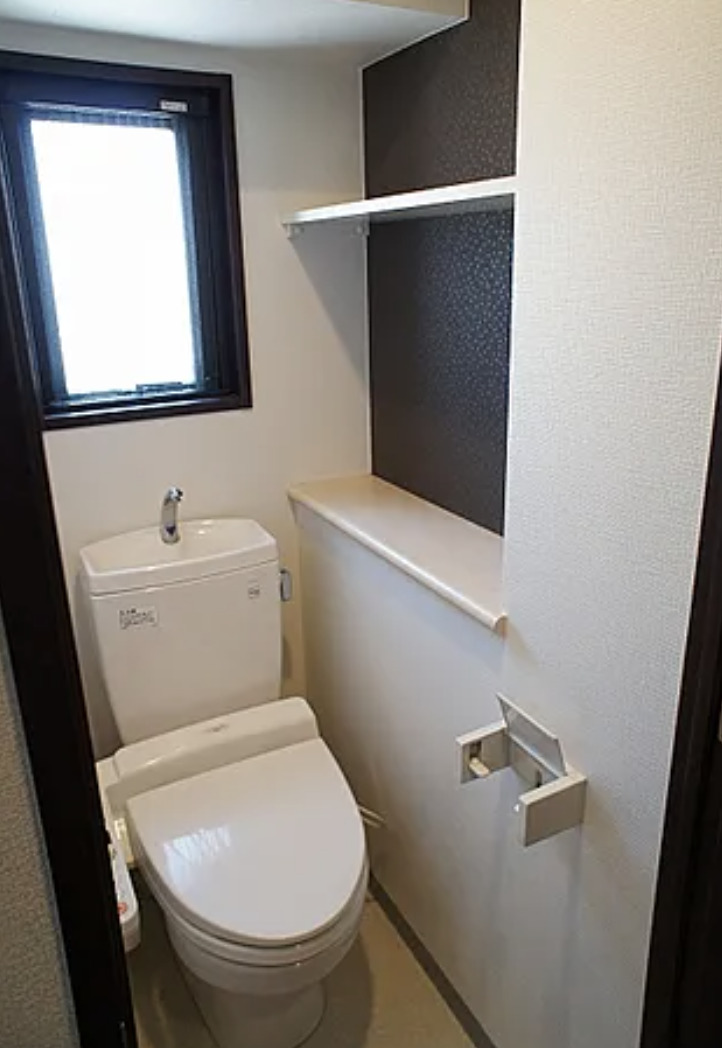 トイレ　落ち着いた色調のトイレです