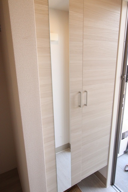 玄関　お出かけ前に姿見の鏡は便利です（建築中）