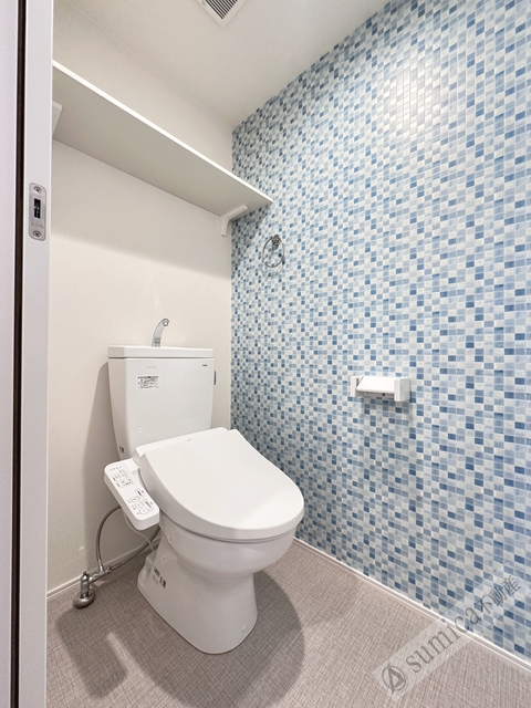 トイレ　人気アイテムの温水洗浄便座。清潔感のあるトイレです。