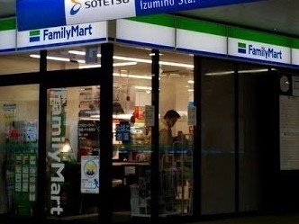 コンビニ　ファミリーマート（コンビニ）まで450m