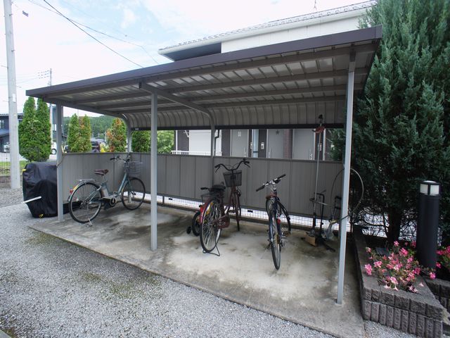 その他共有部分　屋根付きの駐輪場があります♪