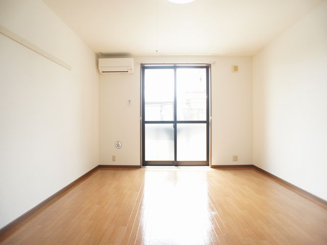居室・リビング　照明器具、エアコン付きです♪