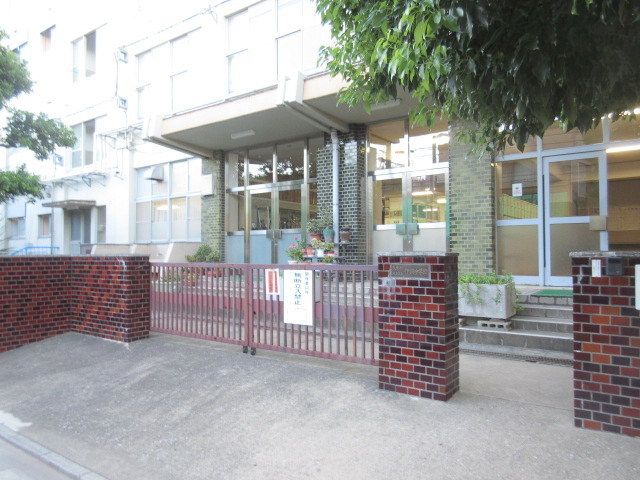 中学校　足立区立伊興中学校（中学校）まで823m
