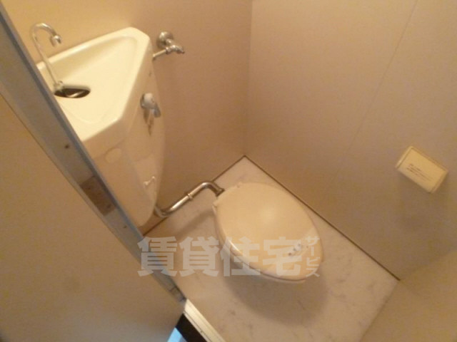 阪急京都線 京都河原町駅 徒歩5分 4階建 築38年のトイレ写真