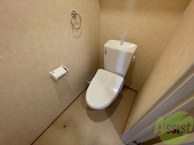 トイレ　トイレは温水洗浄便座です。シンプルな雰囲気になっています。