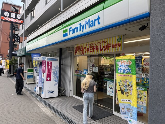 コンビニ　ファミリーマート 十三塚本店（コンビニ）まで283m
