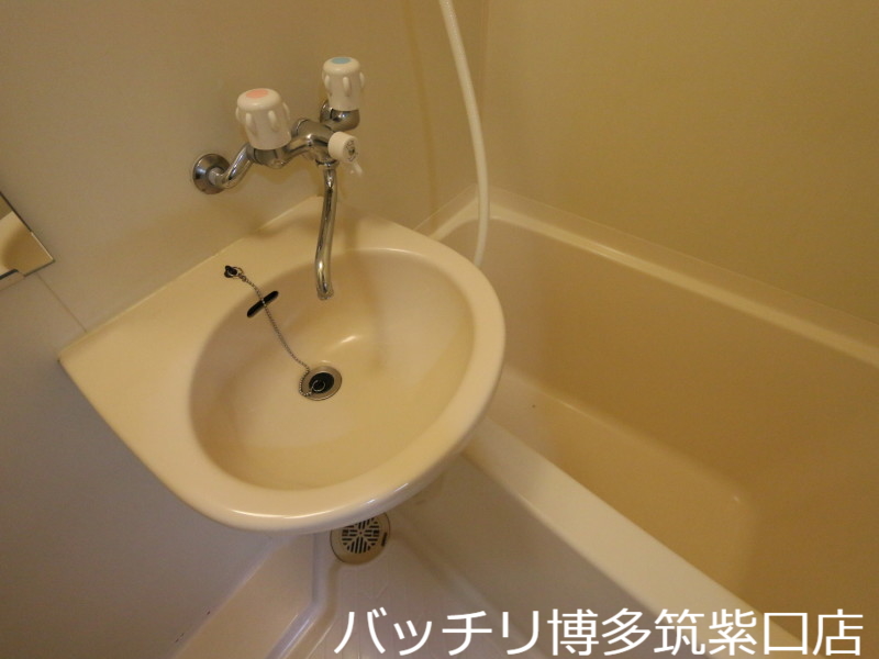 洗面設備　画像は別号室の為、現状優先になります。