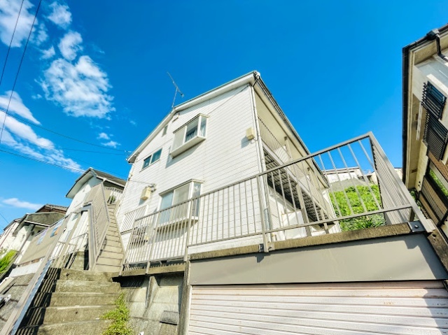 建物外観　高台になっているので１階でも２階の高さです。