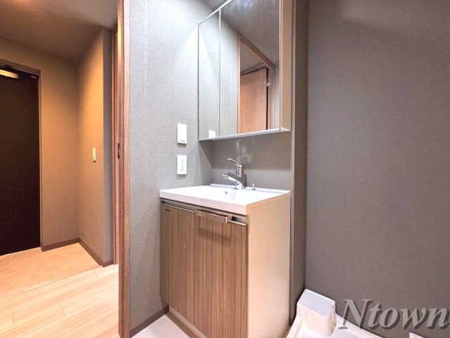 洗面設備　独立洗面台、小物を置くことができて便利です