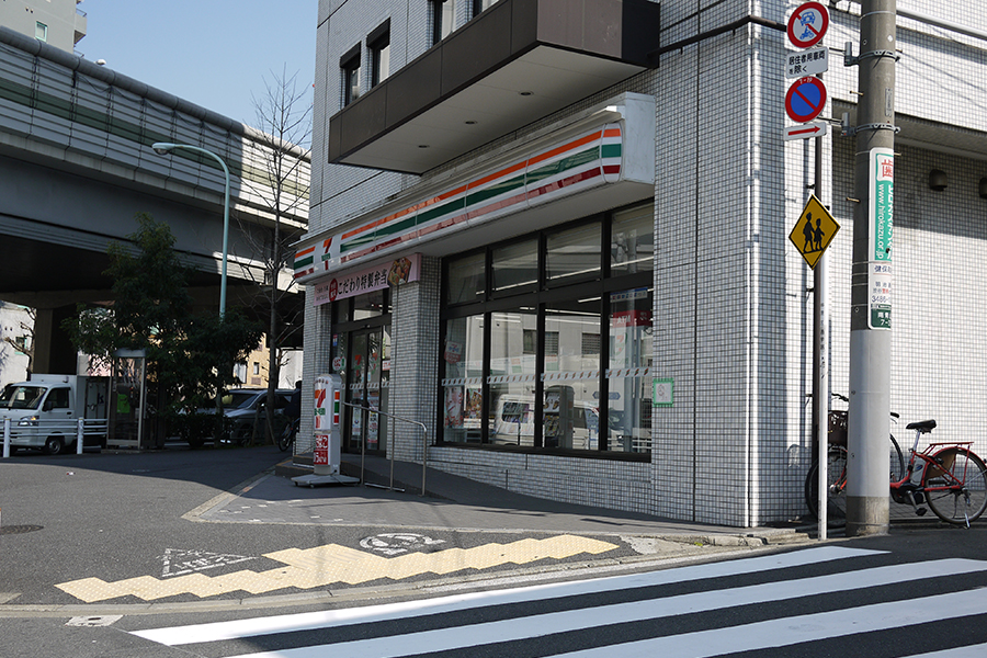 コンビニ　セブン‐イレブン港区南青山７丁目店（コンビニ）まで750m