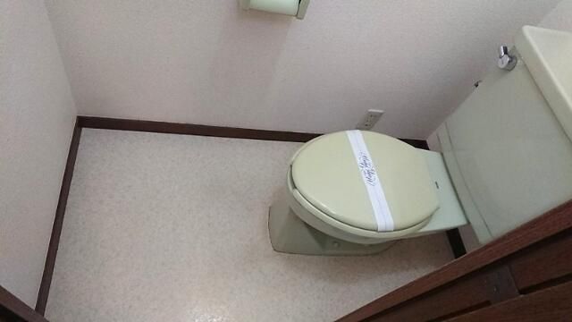 東急田園都市線 三軒茶屋駅 徒歩10分 3階建 築34年のトイレ写真