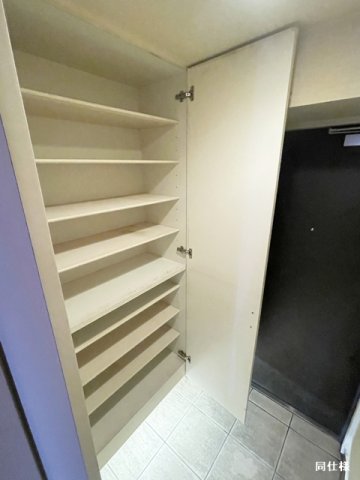 玄関　収納豊富なシューズボックスです♪