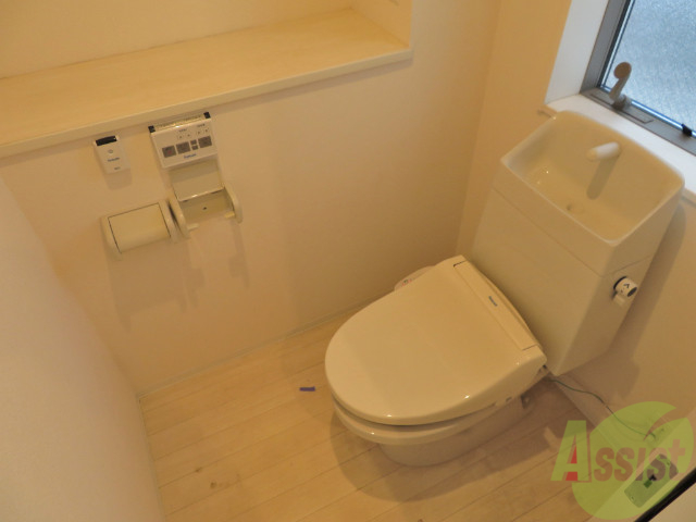 トイレ　広いトイレで閉塞感がなくて気持ちが良いですね。