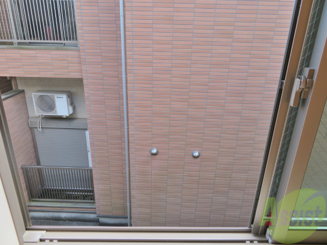 バルコニー　大通りに面していないので、車の騒音も心配ないですね。