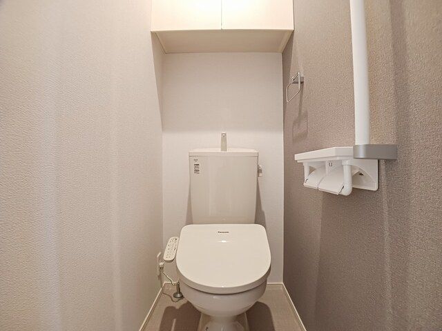 トイレ　落ち着いた色調のトイレです