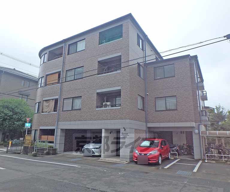 京都市北区上賀茂向縄手町のマンションの建物外観