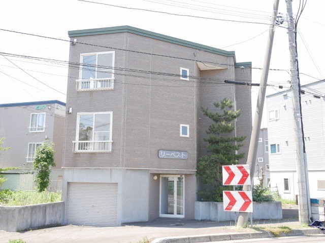 札幌市西区発寒五条のアパートの建物外観