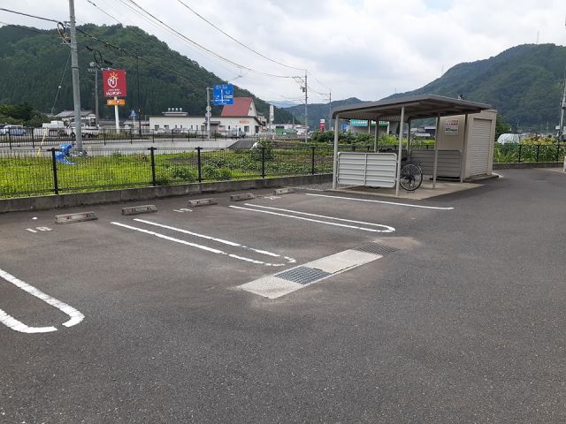 【アミマールIIの駐車場】