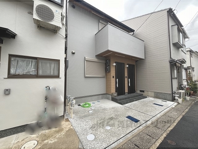京都市山科区西野楳本町のアパートの建物外観