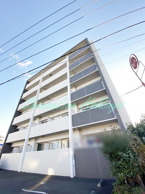 藤沢市高倉のマンションの建物外観