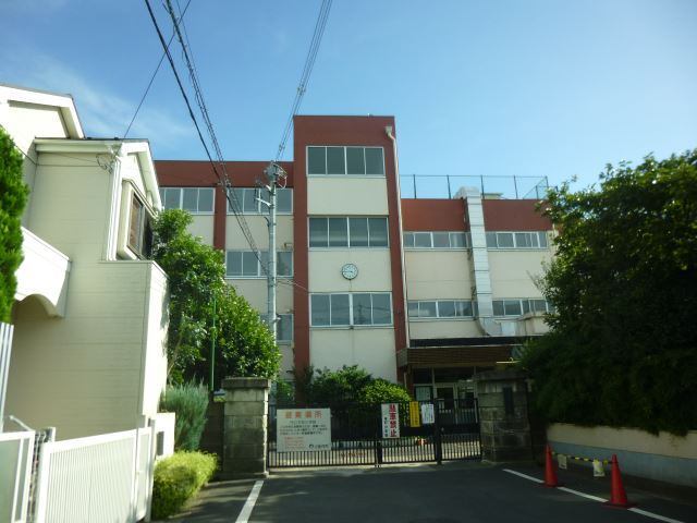小学校　小金井市立本町小学校（小学校）まで582m