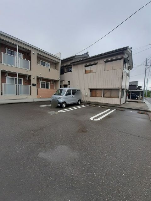 【燕市南のアパートの駐車場】