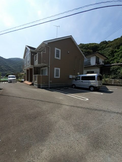 【三原市中之町のアパートの駐車場】