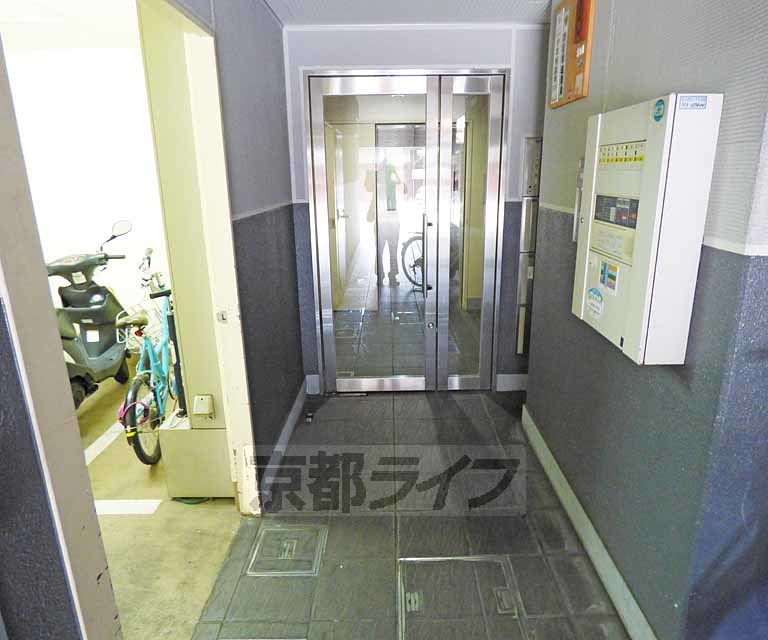 【京都市上京区役人町のマンションのエントランス】