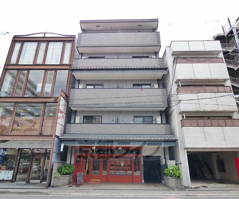 京都市上京区役人町のマンションの建物外観