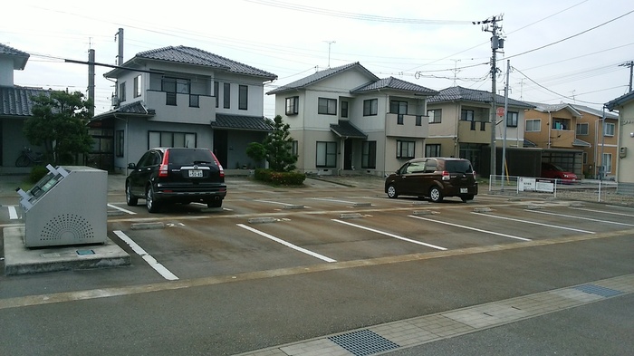 【富山市高畠町のアパートの駐車場】