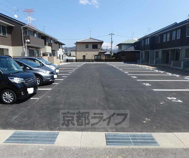 【京田辺市三山木中央のアパートの駐車場】