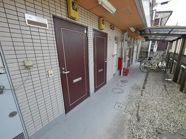 【所沢市西住吉のマンションのエントランス】