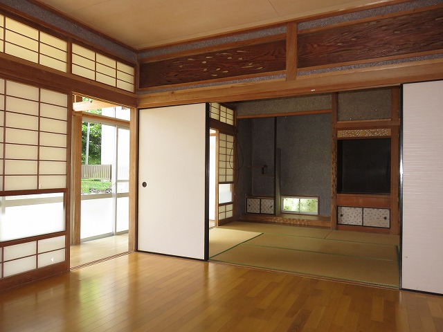 ２間続き（洋室６畳＆和室６畳）と広縁、床の間、仏間、収納