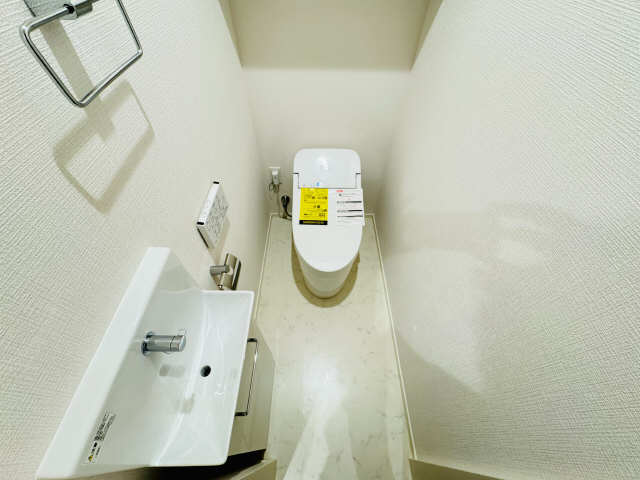 トイレ　シャワー付トイレです。手洗台付です