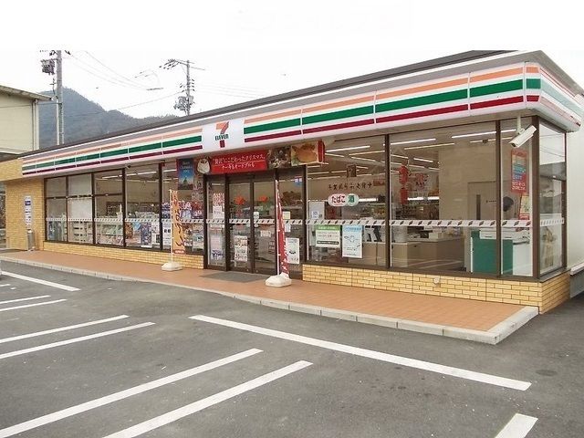 コンビニ　セブンイレブン（コンビニ）まで700m